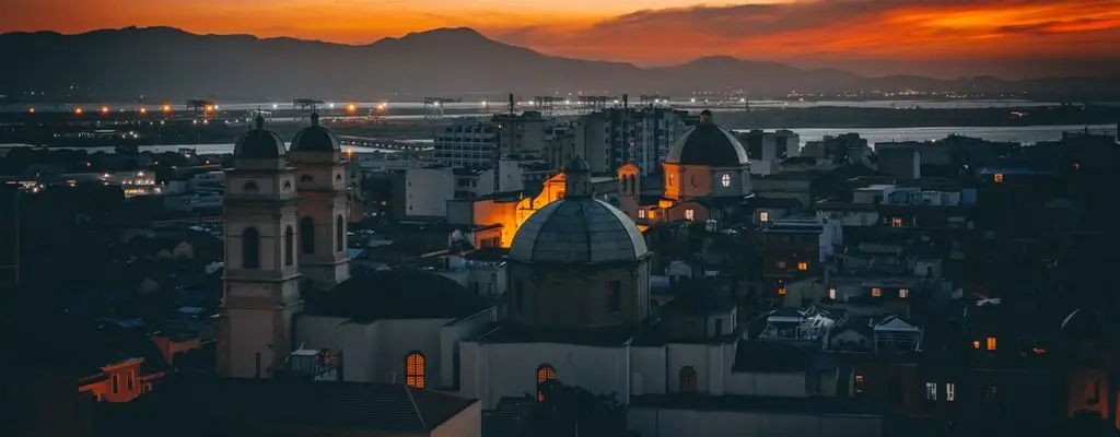 una vista icónica de Cagliari (Cerdeña)