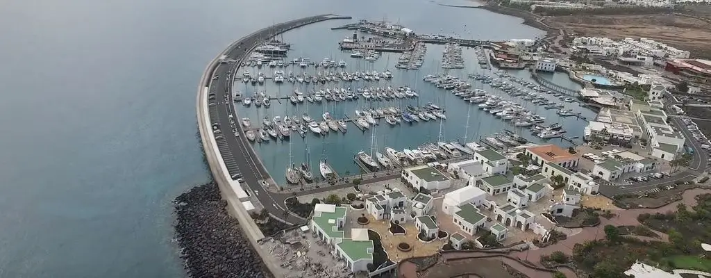 una vista iconica di Playa Blanca (Lanzarote)