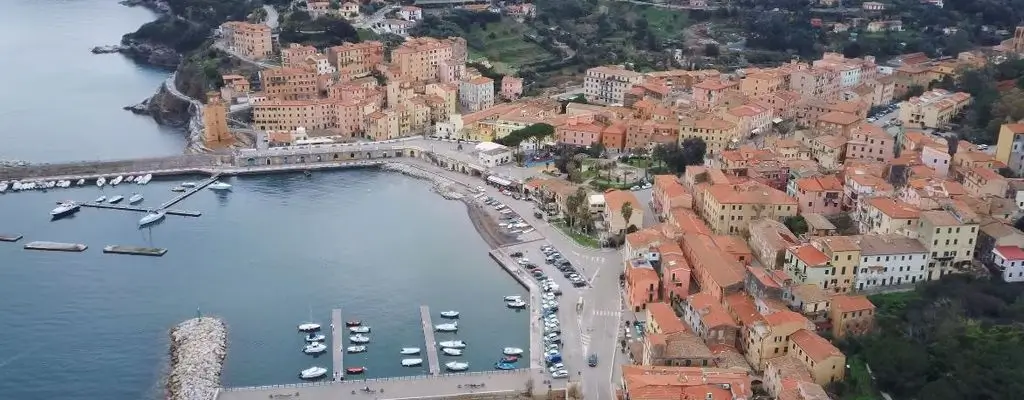 een iconisch uitzicht op van Rio Marina (Elba)